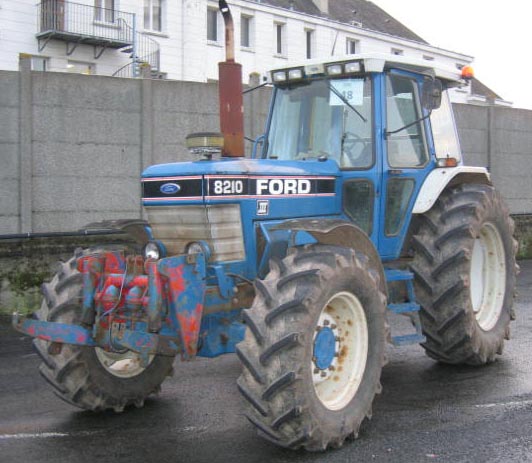 TRACTEUR AGRICOLE FORD 8210 SERIE 3  