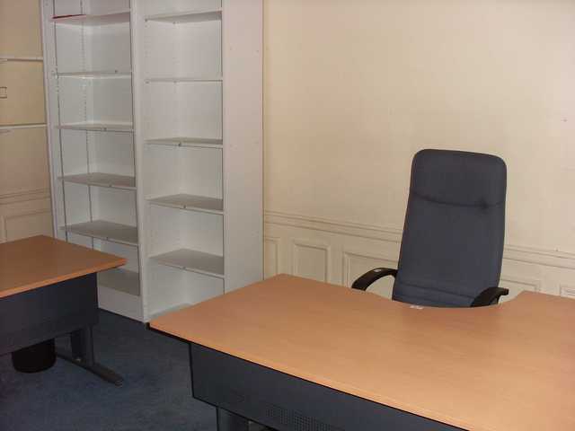 LOT DE 2 BUREAUX, 2 CAISSONS, 2 FAUTEUILS, 2 POUBELLES, 1 TABLEAU EN LIEGE, 1 REPOSE-PIED, ET 3 BIBLIOTHEQUES ET 1 VENTILATEUR.