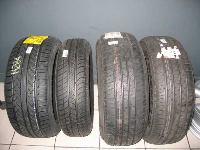 LOT DE 4 PNEUS DE MARQUE MICHELIN, PIRELLI,  DE TAILLES DIVERSES DE  175/65 R15 A 225/60 R16.