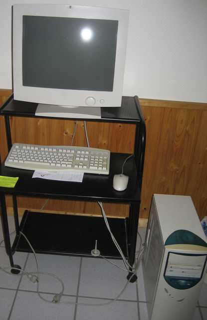 PC Processeur AMD Atlon, XP 2000, 512 MO de RAM et 20 gigas de disque avec carte video DDR, écran 19", graveur CD, lecteur de DVD ET son meuble informatique.