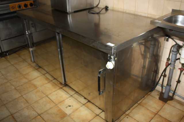 MEUBLE BAS EN INOX ALIMENTAIRE A 2 PORTES COULISSANTES. DIM: 82 X 160 X 80 CM.