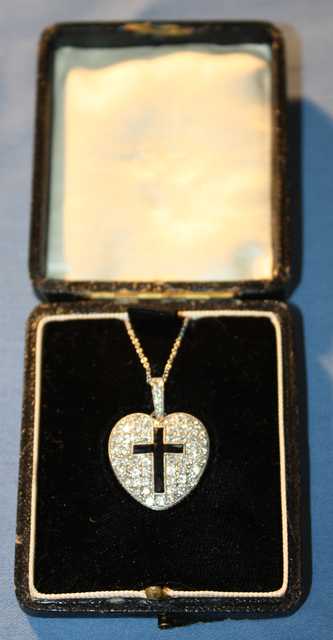 PENDENTIF COEUR EN OR GRIS ET PLATINE ORNE D'UNE CROIX EN ONYX ET DE DIAMANTS TAILLE BRILLANT ET SA CHAINE EN OR GRIS. POIDS BRUT: