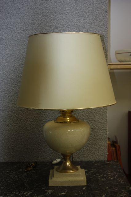 PIED DE LAMPE EN CERAMIQUE DE COULEUR BEIGE.HAUT: 71 CM.