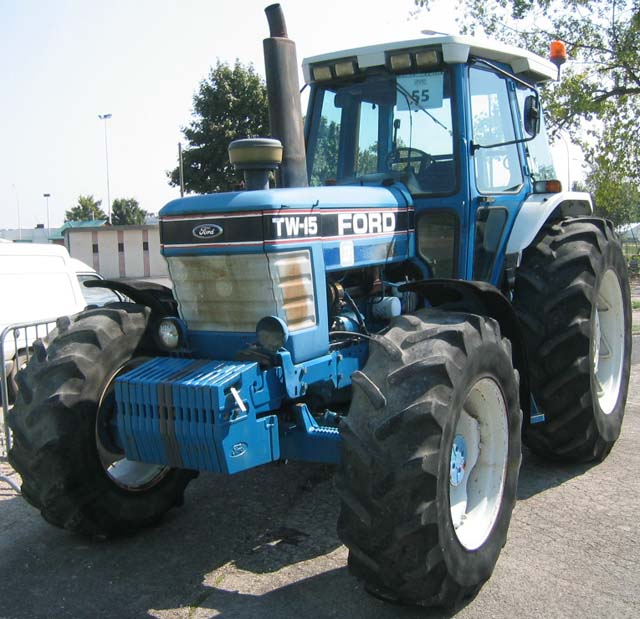 TRACTEUR AGRICOLE FORD TW 15 4RM 4RM