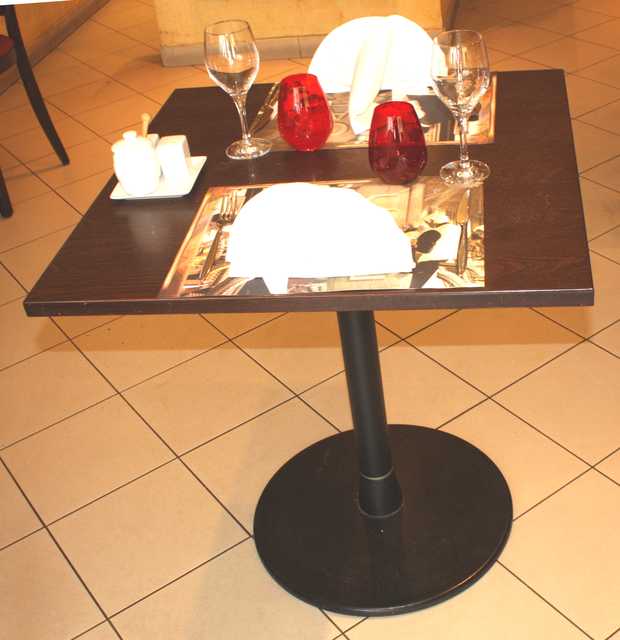 TABLE DE BISTRO CARREE PIETEMENT ROND EN FONTE ET PLATEAU EN BOIS VERNIS. 70 CM X 70 CM.