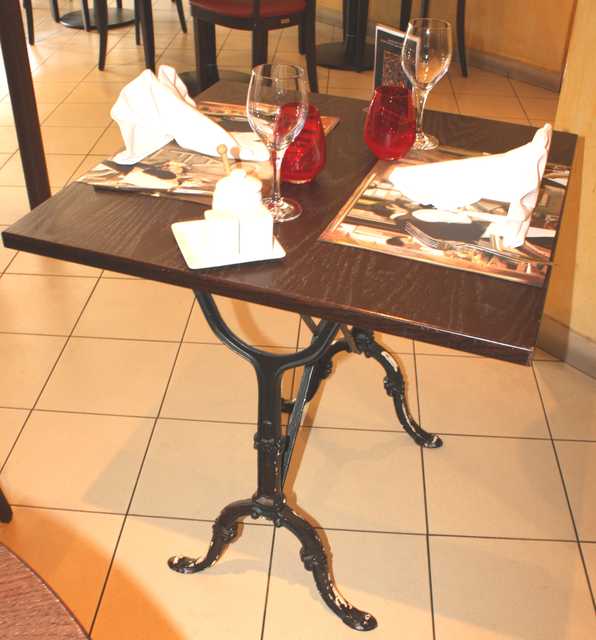 TABLE DE BISTRO CARREE PIETEMENT 1900 EN FONTE ET PLATEAU EN BOIS VERNIS. 70 CM X 70 CM.