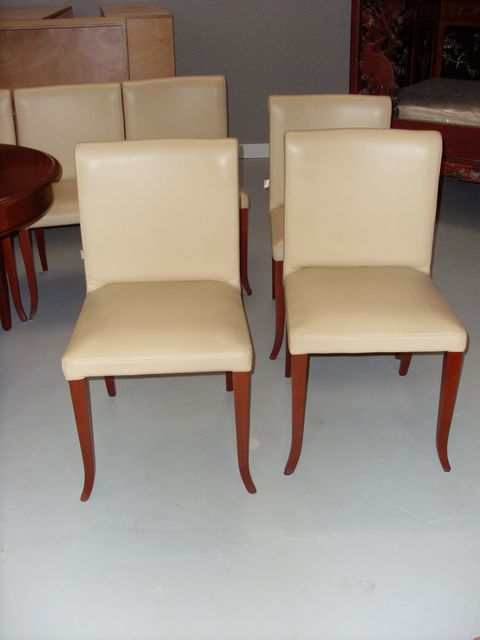 SUITE DE HUIT CHAISES SIGNEES GRANGE EN CUIR BEIGE, PIEDS SABRES, DOSSIER A LEGER ENROULEMENT. H: 90 CM, LARG: 48 CM, PROF: 48 CM.