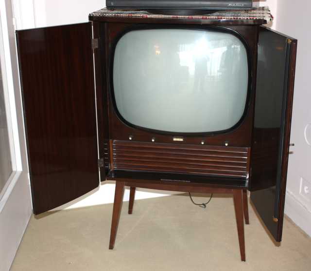 MEUBLE TELEVISION VINTAGE EN BOIS DE PLACAGE VERNIS AVEC SA TELEVISION D'ORIGINE DES ANNEES 50.