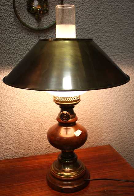 LAMPE A PETROLE.
