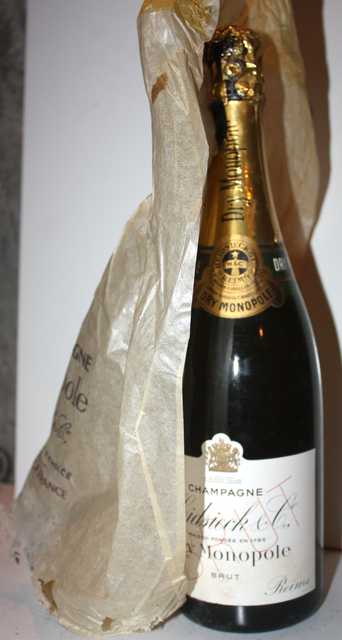 UNE BOUTEILLE DE CHAMPAGNE HEIDSIECK DRY MONOPOLE.