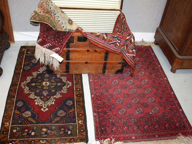 CINQ TAPIS ET CARPETTES D'ORIENT. ON Y JOINT UN TAPIS STYLE KASAK A FOND MARRON (USE).