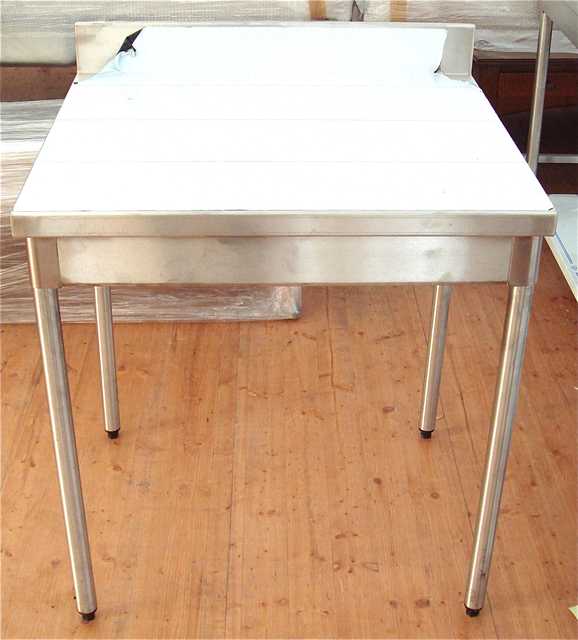 TABLE ADOSSEES, PIEDS RONDS 80 X 70 X 85 CM.