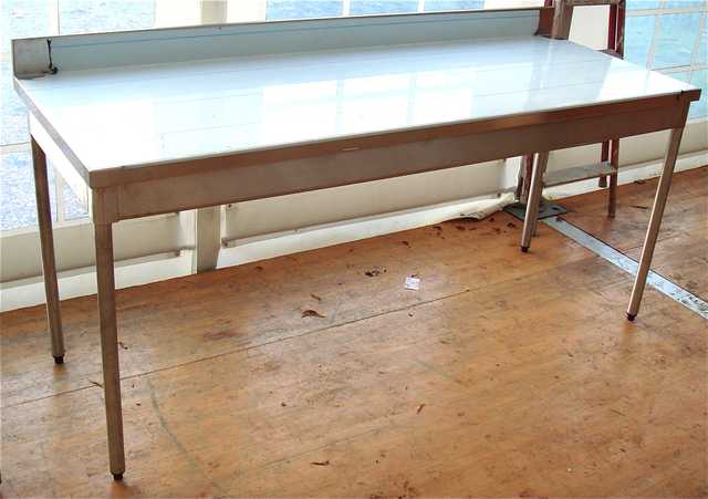TABLE ADOSSEE, PIEDS RONDS 190 X 70 X 85 CM.
