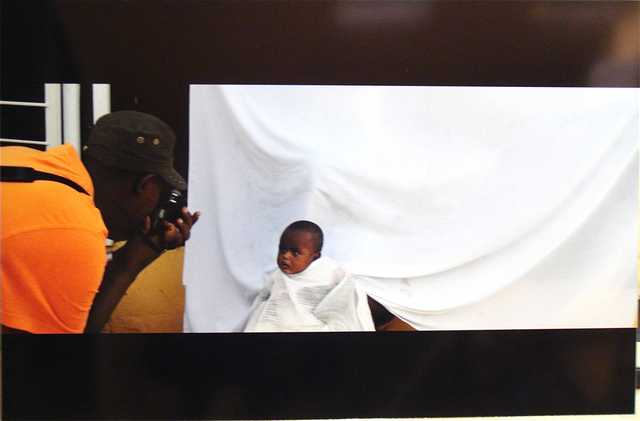 RADU. "ENFANT EN ETHIOPIE, JANVIER 2008". PHOTOGRAPHIE SUR METAL. 59,5 X 90 CM. VENTE AU PROFIT DES ECOLES DE L'ESPOIR PAR L'APPEL UNIFIE JUIF DE FRANCE (www.aujf.org).