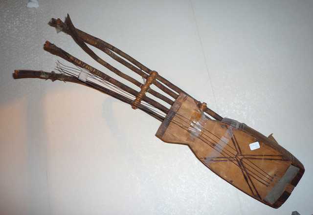 INSTRUMENT A CORDES AFRICAIN ET PIPE AFRICAINE.