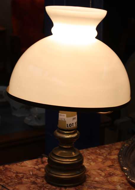 LAMPE DE CHEVET A LOBE EN OPALINE BLANCHE.