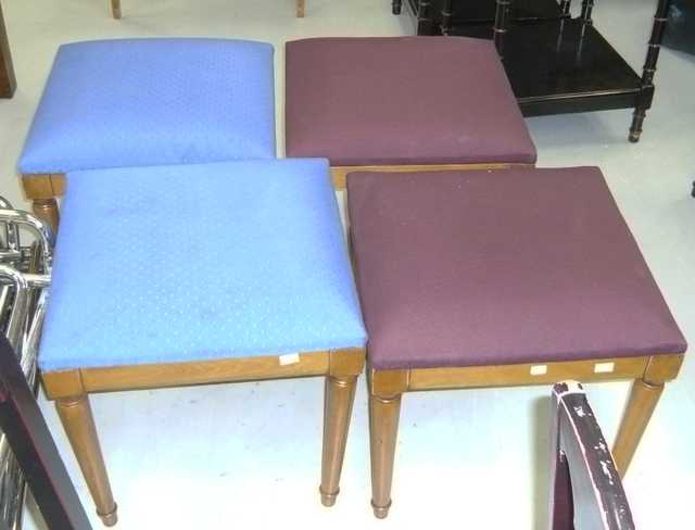 SUITE DE 4 TABOURETS EN BOIS NATUREL GARNIS DE TISSU UNI BLEU, MAUVE.