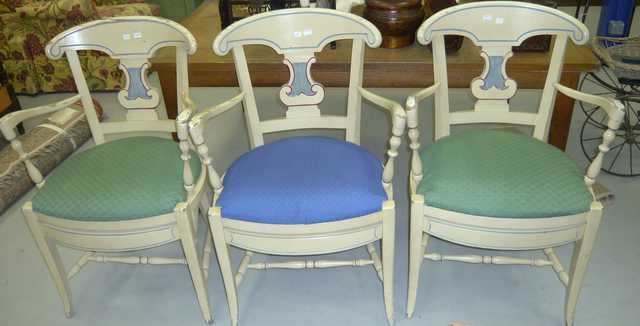 SUITE DE 3 FAUTEUILS LAQUES BLANC DOSSIER AJOURE EN FORME DE LYRE. ASSISE GARNI DE TISSU UNI BLEU, VERT. DIM: 90 X 60 X 45 CM.