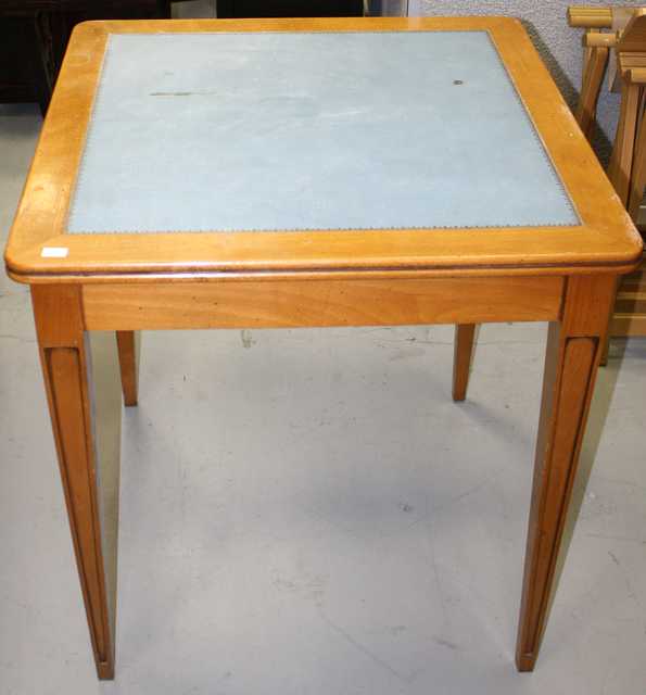 TABLE EN BOIS NATUREL, PLATEAU DE FORME CARREE RECOUVERT DE CUIR BLEU, PIEDS GAINE. DIM : 72x70x70 CM.