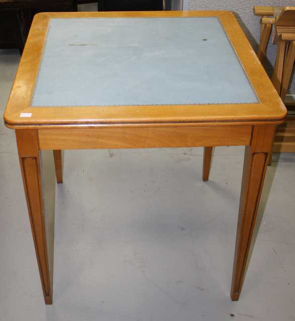 TABLE EN BOIS NATUREL, PLATEAU DE FORME CARREE RECOUVERT DE CUIR BLEU, PIEDS GAINE. DIM : 72x70x70 CM.