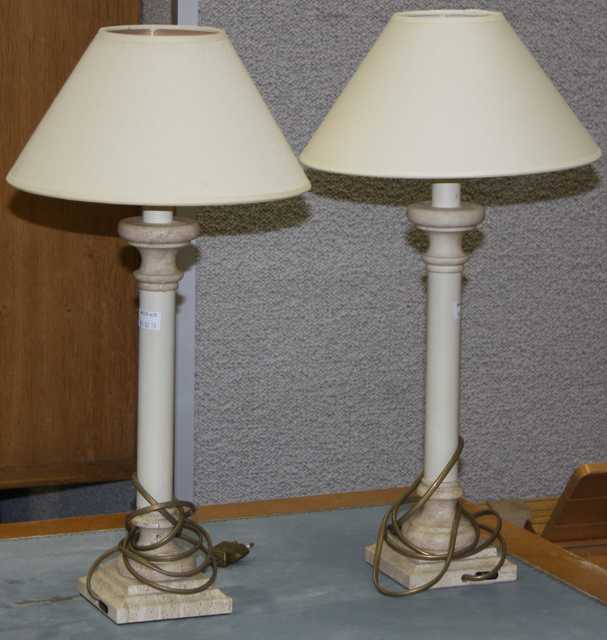 PAIRE DE PIEDS DE LAMPE DE MARQUE LE DAUPHIN, SOCLE EN PIERRE. H : 44 CM.