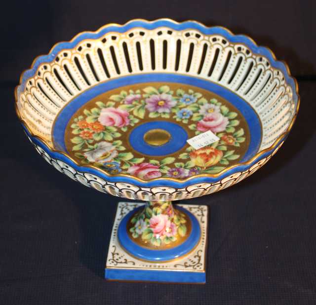 COUPE EN PORCELAINE A FOND BLEU DECOR POLYCHROME DE FLEURS. AILE AJOUREE.