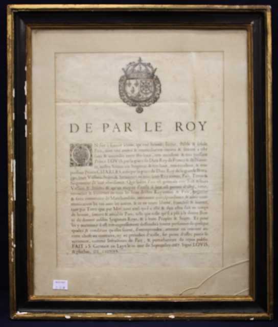 "DE PAR LE ROY". IMPRIME DU TRAITE DE PAIX ENTRE LOUIS XIV ET CHARLES DE GRANDE BRETAGNE ENCADRE. VERRE ACCIDENTE.