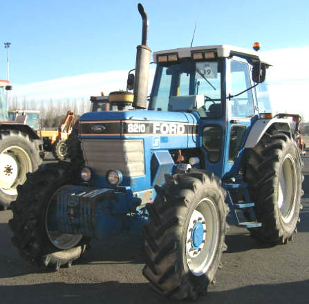 TRACTEUR AGRICOLE FORD 8210 4 RM 4 RM 1988