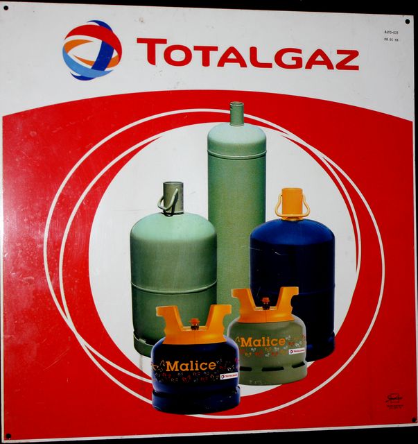 ENSEIGNE PUBLICITAIRE POUR TOTAL GAZ EN TOLE PEINTE DE FORME CARREE. DIM: 50 X 50 CM.