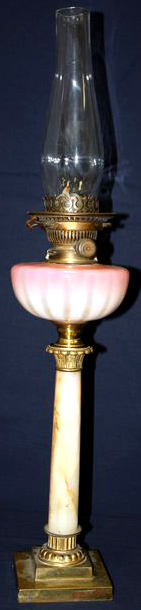 LAMPE A PETROLE EN BRONZE DORE, OPALINE, LE FUT EN ONYX. FIN XIXEME. H : 75 CM.