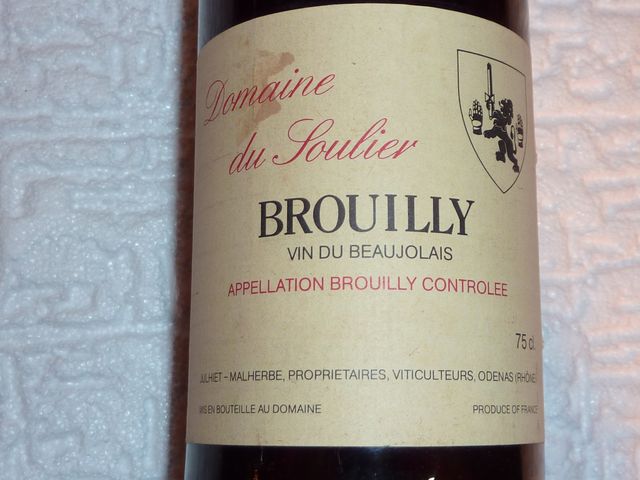 5 BOUTEILLES DE BROUILLY, DOMAINE DES SOULIERS, 1982.