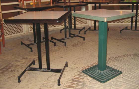 5 tables carrées (2 pers.) en bois stratifié à piétement central terminé par deux barres métalliques LOT VENDU AVEC LES LOTS 142 à 160