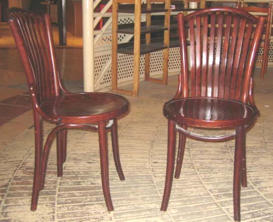 10 chaises en bois à assises arrondies et dossiers ajourés