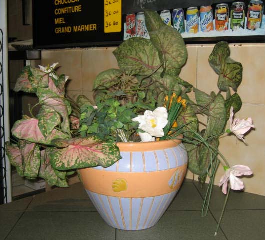 1 lot comprenant : vase en céramique, plantes et fleurs en plastique