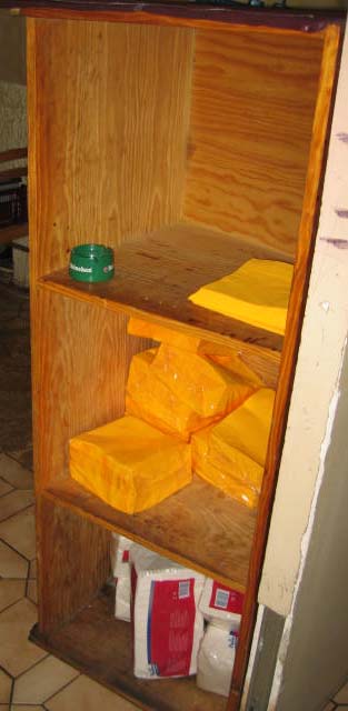 1 meuble de rangement en bois, 2 étagères