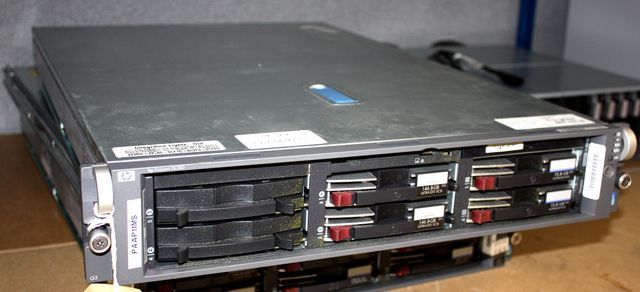 SERVEUR HEWLETT PACKARD STOREAGEWORKS 6 BAIES . PROCESSEUR INTEL XEON 3.06 GHZ HEAT SINC. VENDU AVEC 2 DISQUES DE 146,8 GB  EN ULTRA 320 SCSI ET 2 DE 72,8 GB EN ULTRA 320 SCSI. DOUBLE ALIMENTATION ECHANGEABLE A CHAUD. 3 GO DE RAM DDR.