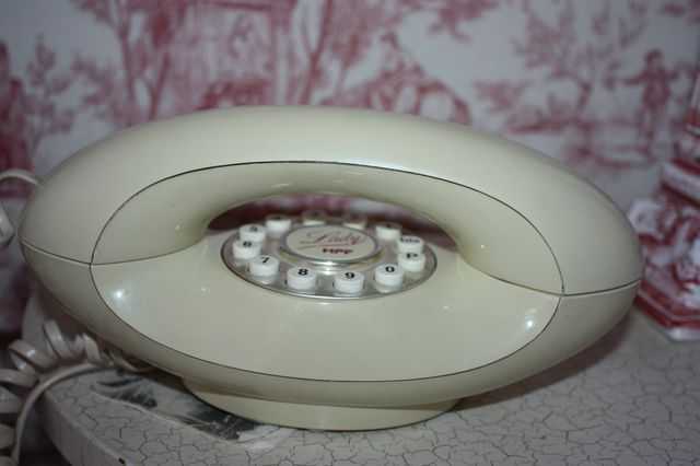 TELEPHONE FILAIRE DANS LE STYLE DES ANNES 1970.