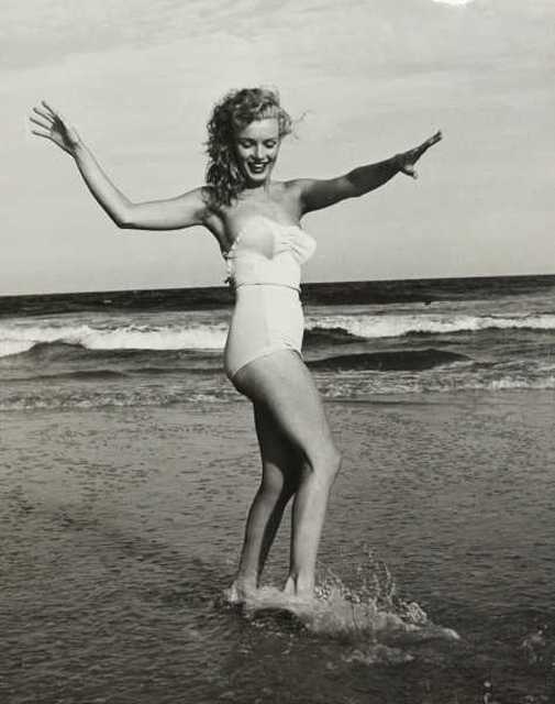 ANDRE DE DIENES (1913-1985). MARYLIN MONROE EN POSITION SURF. TIRAGE ARGENTIQUE. TAMPON DE L'ARTISTE AU VERSO ET CERTIFICAT D'AUTHENTICITE DATE DE 1949. DIM: 30 X 24 CM.