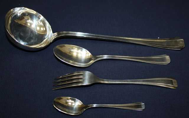 PARTIE DE MENAGERE DANS LE GOUT ART DECO EN METAL ARGENTE COMPRENANT 1 LOUCHE, 12 CUILLERES A CAFE, 12 FOURCHETTES ET 12 CUILLERES A SOUPE. DANS UN COFFRET.