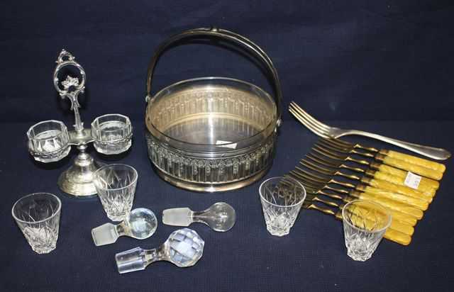 LOT COMPRENANT UNE JARDINIERE EN METAL ARGENTE ET FOND EN VERRE, 3 BOUCHONS DE CARAFES EN CRISTAL, 4 VERRES A LIQUEUR, 1 NECESSAIRE A SEL, UNE FOURCHETTE CHRISTOFLE, 10 FOURCHETTES A HUITRES EN METAL DORE.