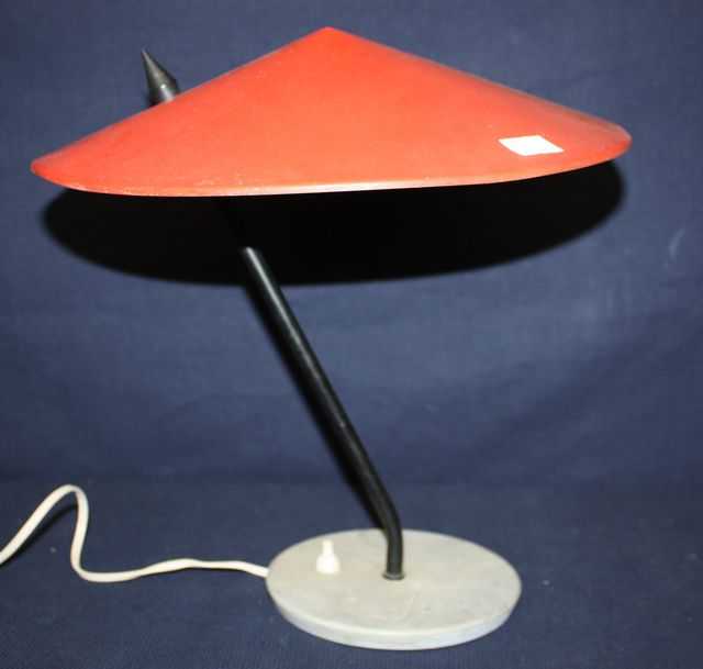 LAMPE DE BUREAU EN METAL LAQUE ROUGE.