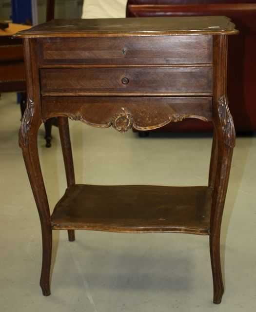 TABLE A OUVRAGE EN BOIS NATUREL SCULPTE, 1 TIROIR, 1 PLATEAU D'ENTREJAMBE, PIEDS GALBES ET CEINURE A DEOCR DE ROCAILLE. DIM: 74 X 51 X 43 CM.