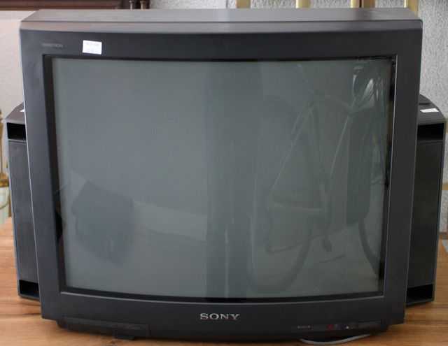 TELEVISEUR SONY ET 2 ENCEINTES.