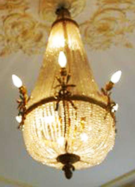 LUSTRE BOULE EN CRISTAL ET BRONZE DORE ORNE DE PERLES ET PAMPILLES A 14 BRAS DE LUMIERES. STYLE EMPIRE. HAUT: 120 CM.