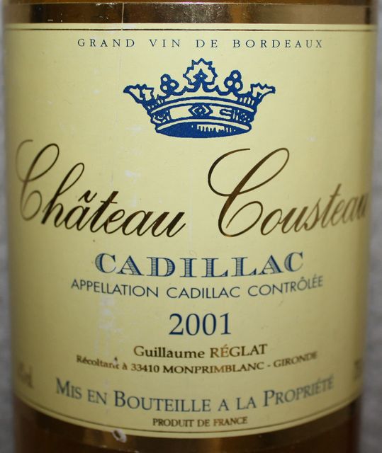 COFFRET COMPRENANT 1 BOUTEILLE DE SAUTERNES LES GARONNELLES 2004 ET 1 BOUTEILLE DE CHATEAU CADILLAC CHATEAU COUSTEAU 2001.