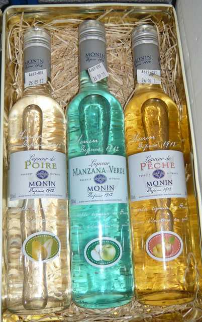 COFFRET EN METAL COMPRENANT 3 LIQUEURS MONIN PECHE, POIRE ET MANZANA.