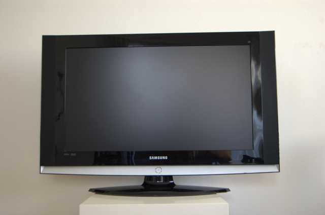 TELEVISEUR SAMSUNG LCD, 32  POUCES, ECRAN PLAT. FONCTIONNANT.