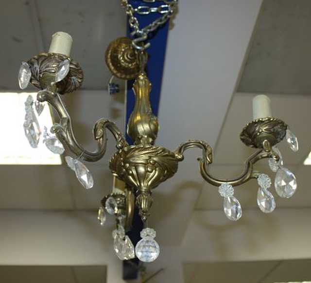 LUSTRE EN BRONZE DORE A 3 LUMIERES ET PENDELOQUES EN VERRE.