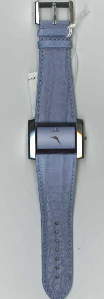 MOVADO. MONTRE DE DAME EN ACIER. BOITIER RECTANGULAIRE A FOND BLEU. BRACELET EN CUIR DE COULEUR BLEUE. MOUVEMENT A QUARTZ. MONTRE NEUVE DANS SA BOITE D'ORIGINE AVEC SES PAPIERS.