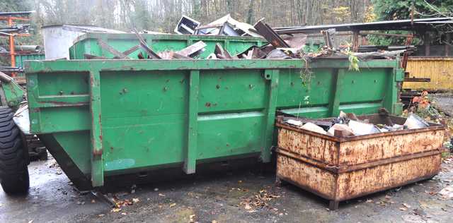 LOT DE FERRAILLE DONT : UN PETIT CONTAINER, TROIS BENNES AMPIROL (DEUX VERTES) CONTENANT DES DECHETS DE FERRAILLE ET UNE CUVE, LOT DE GUEUSES EN FONTE (SUR TROIS PALETTES), DEUX ROUES, UN RACK CONTENANT DE LA FERRAILLE.